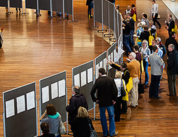 Lesen, woran andere Gruppen während des Open Space gearbeitet haben, Berlin 2013