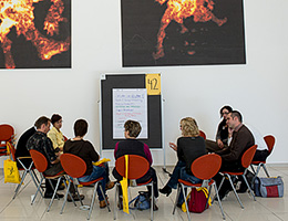 Dialog und Zusammenarbeit im open space in Berlin 2013 mit mehreren hundert Teilnehmenden