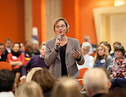 Jutta Weimar bei der Moderation eines großen OpenSpace in Berlin